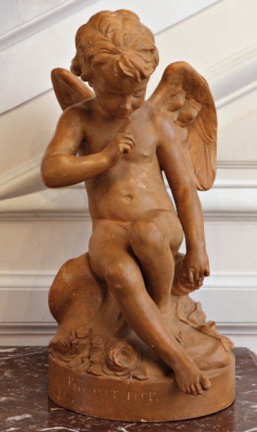 ECOLE FRANÇAISE D'APRÈS FALCONET « Cupidon assis sur un tertre » Sculpture en terre...