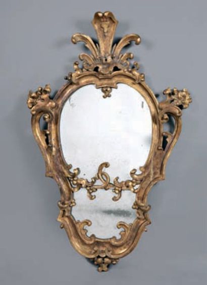 null Paire de miroirs en bois doré mouluré et sculpté à décor de feuillages, enroulements...