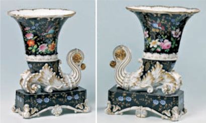 PARIS Paire de vases Rython en forme de corne d'abondance en porcelaine à décor polychrome...