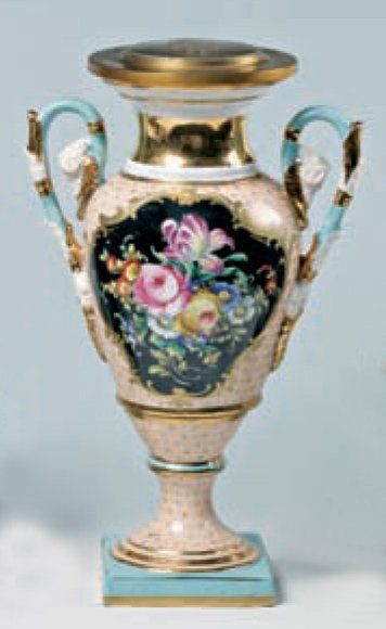 PARIS - (SANSON ?) Vase en porcelaine de forme Médicis sur pied douche à base carrée,...