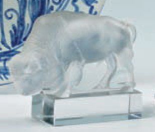 R. LALIQUE Presse papier « bison » modèle créé le 4 septembre 1931, en verre blanc...