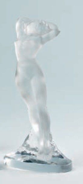 LALIQUE FRANCE Statuette en verre blanc moulé pressé, représentant une femme allanguie....