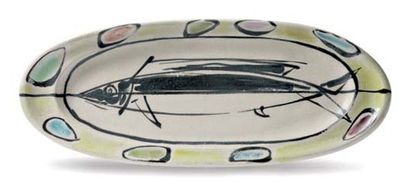 GEORGES JOUVE (1910-1964) Plat à poisson en céramique à corps creux sur talon et...