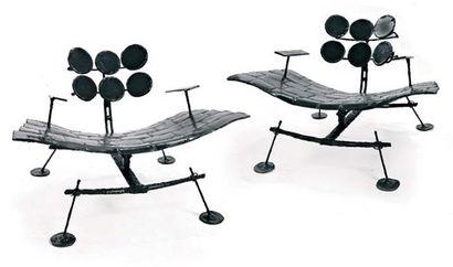 MICHEL FROMENT Large paire de fauteuils à structure en acier patiné noir, reposant...