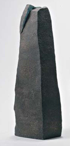 BRUNE (Béatrice BRUNETEAU, né en 1964) Kinabalu Vase sculpture en grès noir chamotté,...
