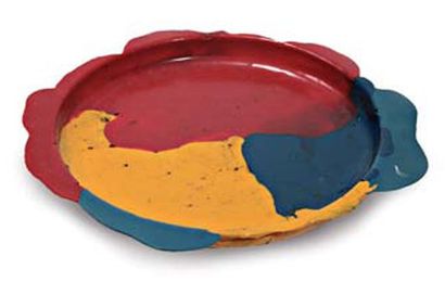 GAETANO PESCE (né en 1939) Plateau en résine teinté dans la masse de couleurs rouge,...