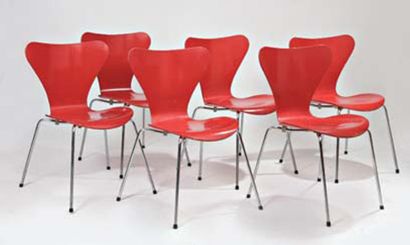 ARNE JACOBSEN (1902 - 1971 Copenhague, Danemark) Suite de 6 chaises modèle Série...