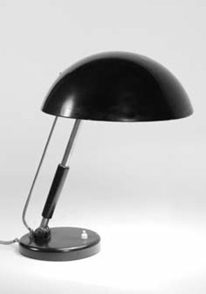KARL TRABERT (1858-1910) Lampe de bureau créée 1933, base circulaire en métal noir,...