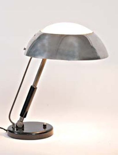 KARL TRABERT (1858-1910) Lampe de table modèle de Lux, créée en 1933, base circulaire...