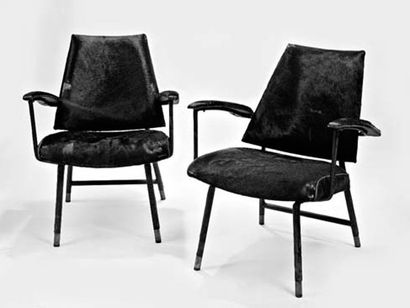 JACQUES ADNET (1900-1984) Paire de fauteuils à armature en métal entièrement gainé...