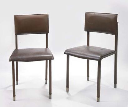 JACQUES ADNET (1900-1984) Paire de chaises à armature tubulaire entièrement gainée...