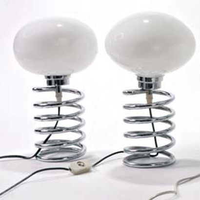 INGO MAURER (né en 1932) Spirale Paire de lampes à corps en métal chromé et globe...