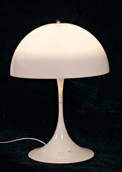 VERNER PANTON (1926-1998) Panthella Lampe à poser, abat-jour semi-sphérique en plastique...