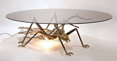 TRAVAIL DES ANNÉES 80 Table basse en laiton représentant un insecte stylisé à incrustation...