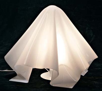SHIRO KURAMATA (1934-1991) Lampe mouchoir, 1972 Méthacrylate (PPMA) opalescent signé....