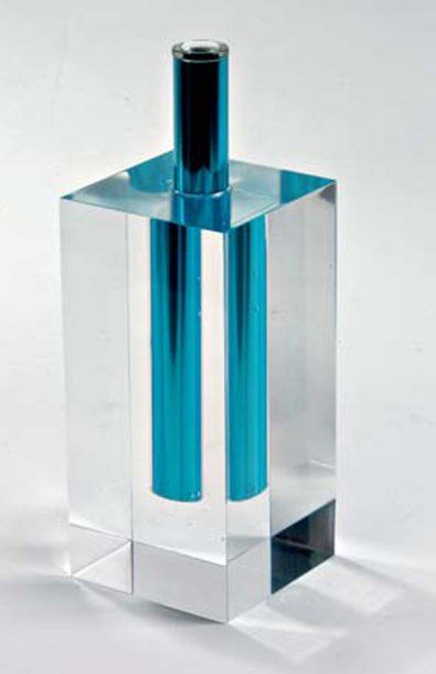 SHIRO KURAMATA (1934-1991) Vase soliflore à piètement en altuglas transparent enchâssant...