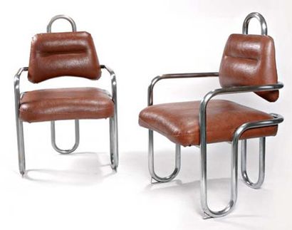 KWOK HOI CHAN Limande Paire de fauteuils en cuir brun et structure tubulaire en métal...
