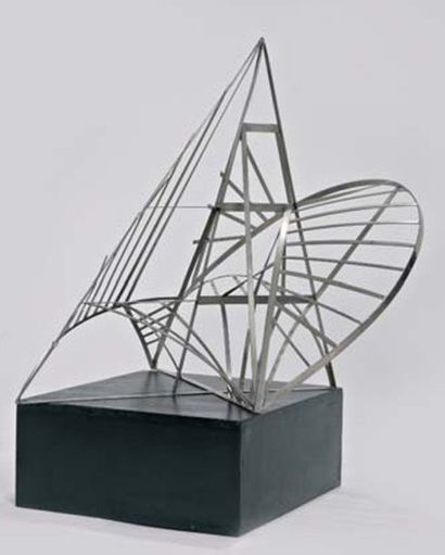 TRAVAIL DES ANNÉES 70 Intéressante sculpture architecturale à décors géométriques...