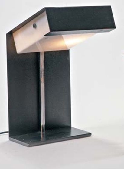 TRAVAIL DES ANNÉES 70 Lampe en métal laqué noir, d'inspiration moderniste. Réflecteur...