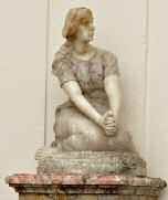 ECOLE FRANÇAISE DU XIXe SIÈCLE « Femme agenouillée » Sculpture en albâtre. H : 45...