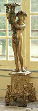 null SELLETTE en bois doré représentant une naïade tenant dans ses bras un vase godronné....