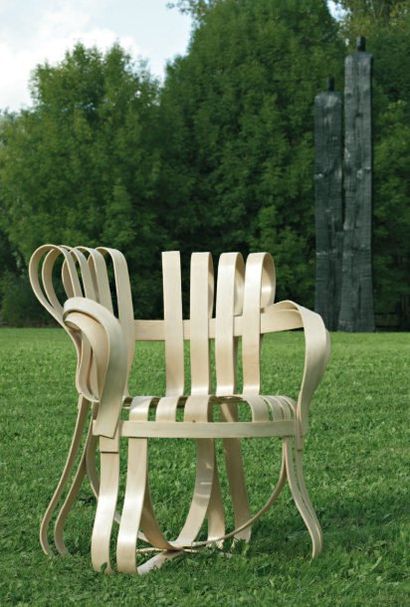 FRANK O.GHERY Fauteuil modèle « Power Play Armchair » en lame de bois naturel courbé....
