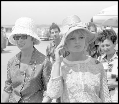 Patrick MORIN (1928 - 2002) Brigitte Bardot à l’aeroport de Cannes
Tirage argentique...
