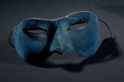 PIERRE MOLINIER (1900-1976) 
Loup rigide bleu (ou demi-masque)
Loup en carton recouvert...