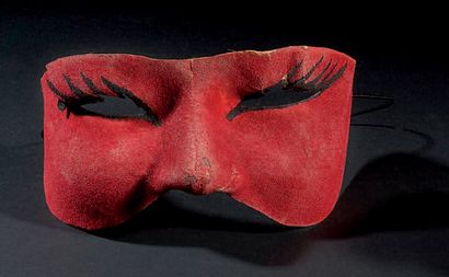 PIERRE MOLINIER (1900-1976) 
Loup rigide rouge (ou demi-masque)
Loup en carton recouvert...