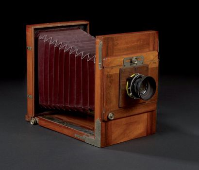 PIERRE MOLINIER (1900-1976) 
Chambre photographique et châssis-presse 1. Chambre...