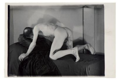 PIERRE MOLINIER (1900-1976) 
Deux autoportraits à quatre pattes, jambes en l'air,...