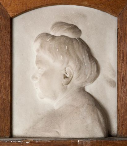 ECOLE FRANCAISE circa 1900 Tête de femme de profil
Marbre, haut relief.
27 x 21 cm...