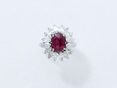 null Bague en or gris 750 millièmes
Ornée d'un rubis ovale facetté en serti griffe,...