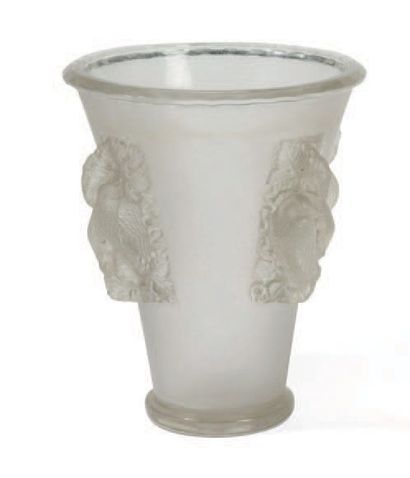 LALIQUE Saint Emilion - 1942
Vase en verre blanc moulé pressé à anses pleines moulé...