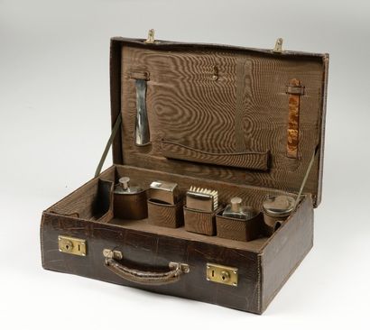 null Valise de toilette de voyage en crocodile marron comprenant boites et chausse...