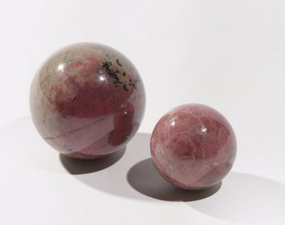 null Ensemble de deux boules en agate rouge polie
Diam : 10 et 7 cm