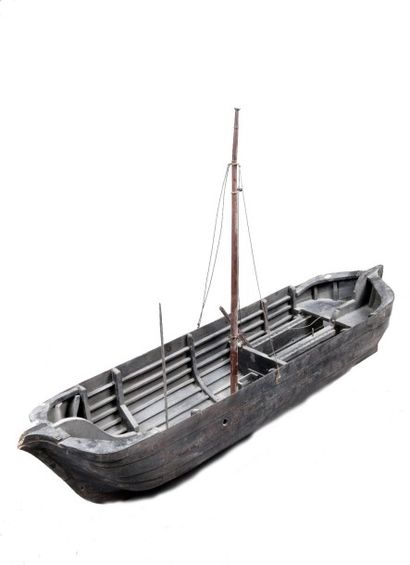 null Maquette de bateau en bois sculpté, mouluré et patiné, deux ouvertures prévues...