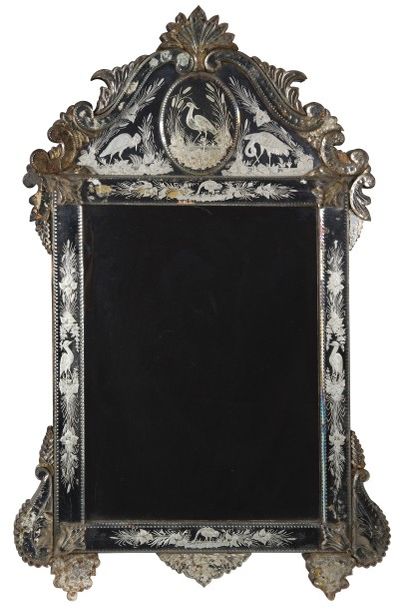 null Miroir de style vénitien en verre biseauté et gravé à décors naturaliste (accidents)

115...