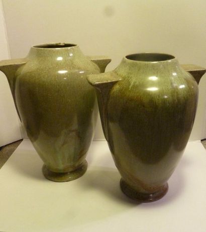 null ORCHIES

Paire de vases en grès émaillé 

Marque en creux au moulin (égrenures)

H....