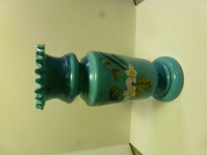 null Vase sur piédouche en opaline bleue à décor polychrome de fleurs peintes

H....