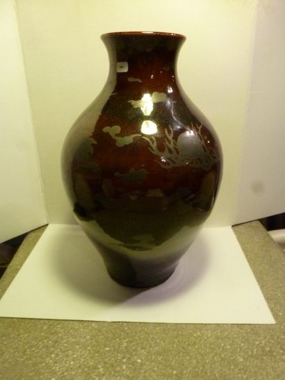 null Vase en porcelaine

Émaillée brune et amatie à décors de dragons.

Chine XIXème...