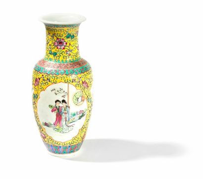 null Chine. XXème siècle

Vase en porcelaine à décor de jeunes femmes en réserve....