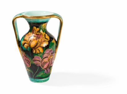 null Vallauris

Vase à anses en faïence émaillé polychrome à décors de fleurs

H....