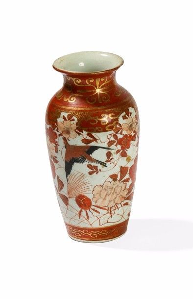 null Japon. Fin XIXème siècle

Petit vase en porcelaine Kutani à décors émaillé corail,...