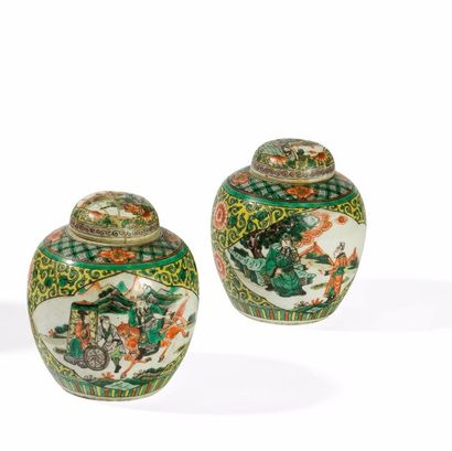 null Chine. Fin XIXème siècle

Paire de petits pots à thé couverts en porcelaine...