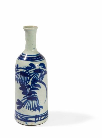 null Corée. XIXème siècle

Vase bouteille en grès émaillé blanc bleuté à décor de...