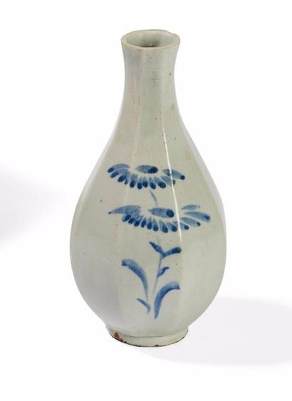 null Corée ou Japon. XIXème siècle

Vase bouteille octogonale à décor de fleurs bleue...