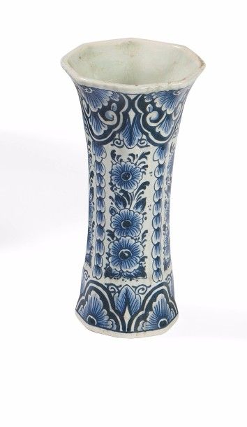 null Delft. XXème siècle

Vase à pan coupé en faïence émaillé polychrome à décor...
