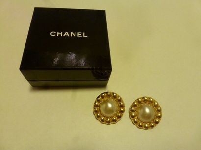 null CHANEL Paire de boucle d'oreilles en métal doré et perle
