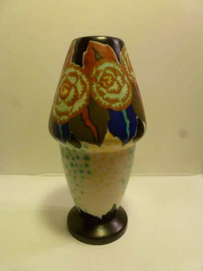 null D’ARGYL 

Vase à col étranglé en céramique polychrome à décor de fleurs. 

Vers...
